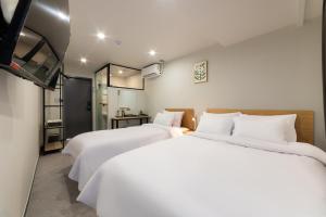 Postel nebo postele na pokoji v ubytování Stayz437 Jongno