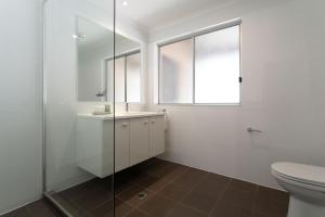 ein Badezimmer mit Toilette und Waschbecken in der Unterkunft Mount Lofty Golf Course in Bridgewater