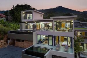 Nespecifikovaný výhled na hory nebo výhled na hory při pohledu z vily