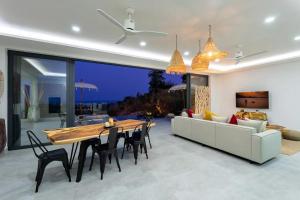 Posezení v ubytování Casa Seaview 4br Private Pool & Panorama