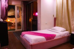 Ένα ή περισσότερα κρεβάτια σε δωμάτιο στο Golden Pyramids View Inn