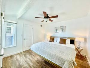 Postel nebo postele na pokoji v ubytování Unique & Spacious house near Disney, Knott, BBQ