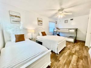 Postel nebo postele na pokoji v ubytování Unique & Spacious house near Disney, Knott, BBQ