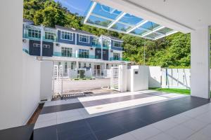 バトゥ・フェリンギにあるLa Ferringhi Villa - Ryokan Collection, by ALVのガラス屋根の建設中の家
