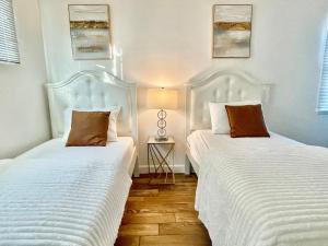 Postel nebo postele na pokoji v ubytování Unique & Spacious house near Disney, Knott, BBQ