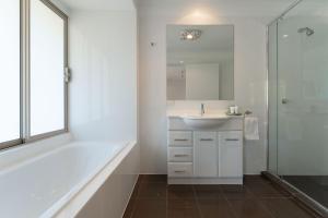 ein Badezimmer mit Badewanne, Waschbecken und Dusche in der Unterkunft Mount Lofty Golf Course in Bridgewater + 24 Fotos