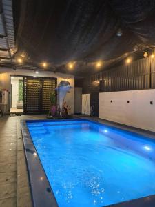 イポーにあるOcean Private Pool Homestay Ipoh 海洋风情泳池民宿 14px（Wellsonhome）の大きな青いプール付きの大型スイミングプール