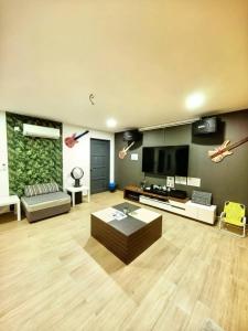 イポーにあるOcean Private Pool Homestay Ipoh 海洋风情泳池民宿 14px（Wellsonhome）の広いリビングルーム(ソファ、テレビ付)