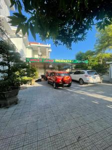 フエにあるNhat Long Homestayの建物の前に車が駐車されている駐車場 +39枚の写真