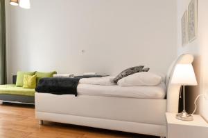 Comfortable 2BR Apt Central & Well Connected休息區
