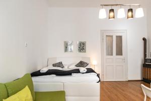 Comfortable 2BR Apt Central & Well Connected房間的床