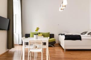 Comfortable 2BR Apt Central & Well Connected休息區