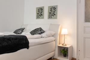 Comfortable 2BR Apt Central & Well Connected房間的床