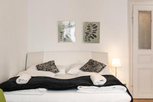 Comfortable 2BR Apt Central & Well Connected房間的床