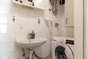 Comfortable 2BR Apt Central & Well Connected衛浴