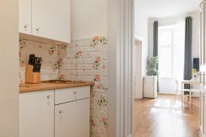 Comfortable 2BR Apt Central & Well Connected廚房或簡易廚房