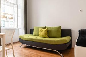 Comfortable 2BR Apt Central & Well Connected休息區