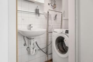Comfortable 2BR Apt Central & Well Connected衛浴