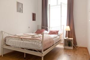 Comfortable 2BR Apt Central & Well Connected房間的床