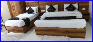 Postel nebo postele na pokoji v ubytování The Grand Paramont Near Delhi Airport Free Airport Drop