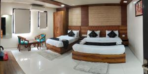 Postel nebo postele na pokoji v ubytování The Grand Paramont Near Delhi Airport Free Airport Drop