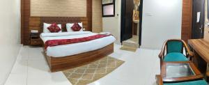 Postel nebo postele na pokoji v ubytování The Grand Paramont Near Delhi Airport Free Airport Drop