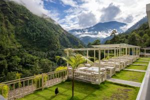 una location per matrimoni con vista sulle montagne di Bhotekoshi Heli Resort a Phalāmsāngu