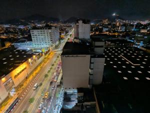 vista di una città di notte con traffico di Amplia habitación en centro de Lima a Lima