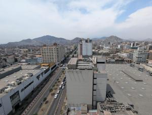 una vista aerea di una città con edifici e automobili di Amplia habitación en centro de Lima a Lima
