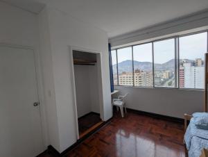 Vista generica sulle montagne o vista sulle montagne dall'interno della stanza in casa privata
