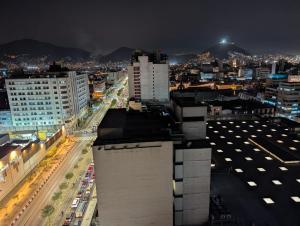 Vista generica su Lima o vista sulla città dall'interno della stanza in casa privata