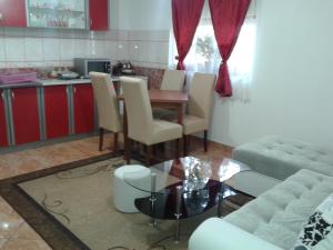 Cucina o angolo cottura di Apartmani Sobe Sljivancanin