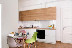 una cucina con tavolo, sedie e bancone di Regina Apartment a Spalato (Split)