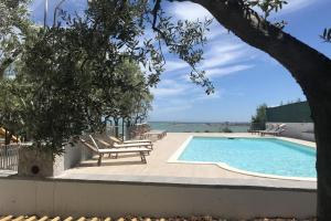 Swimmingpoolen hos eller tæt på Stella Marina with Pool 100 m from beach