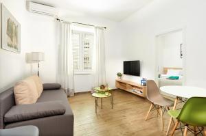 een woonkamer met een bank en een tafel bij Regina Apartment in Split