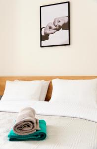 una coperta su un letto con una foto sul muro di Regina Apartment a Spalato (Split)