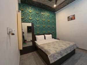 Postel nebo postele na pokoji v ubytování Hotel Daksh