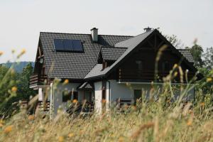 una casa con paneles solares en el techo en Malowane Wierchy, en Gładyszów