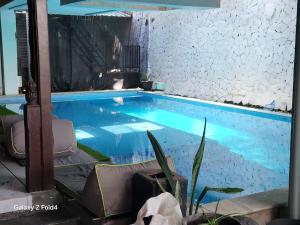 Una gran piscina con agua azul en una casa. en Omah Kenangan at Seven Trumpets Resort, en Seturan