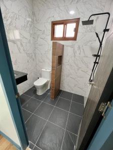 un baño con inodoro y lavabo en Kan Pool villa, en Chiang Mai