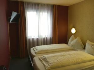 Кровать или кровати в номере Hotel Falken
