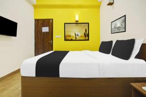 Postel nebo postele na pokoji v ubytování Super Hotel O Porvorim Near Mall De Goa