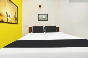 Postel nebo postele na pokoji v ubytování Super Hotel O Porvorim Near Mall De Goa