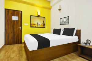 Postel nebo postele na pokoji v ubytování Super Hotel O Porvorim Near Mall De Goa