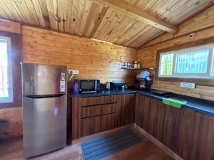 Kuchyň nebo kuchyňský kout v ubytování La Cabana, The Wooden Cottage