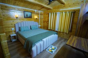 Postel nebo postele na pokoji v ubytování La Cabana, The Wooden Cottage