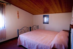 マリーナ・ディ・モーディカにあるLa Casa Del Mitoの木製の天井が特徴のベッドルーム1室(ベッド1台付)
