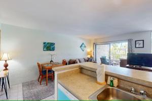 TV a/nebo společenská místnost v ubytování Cozy 1 Bdrm Condo at Ali'i Villas