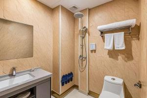 Un baño de Qiqiaowu Hotel Beijing Daxing Airport Line Caoqiao Subway Station Branch