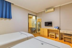 Cama o camas de una habitación en Qiqiaowu Hotel Beijing Daxing Airport Line Caoqiao Subway Station Branch